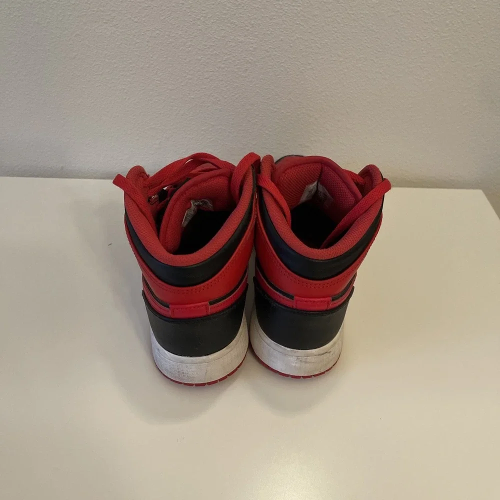 Air Jordan 1 Mid Alternate Bred (2022) DQ8423-060 Black/Red Boys 5Y